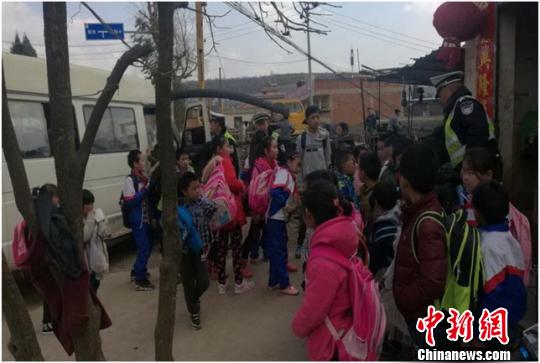 ����һ��У܇����(y��n)�س��d ���d7�˾��D33��