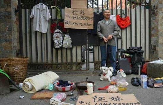 成都男子街頭暴露家底征婚 引來群眾紛紛圍觀