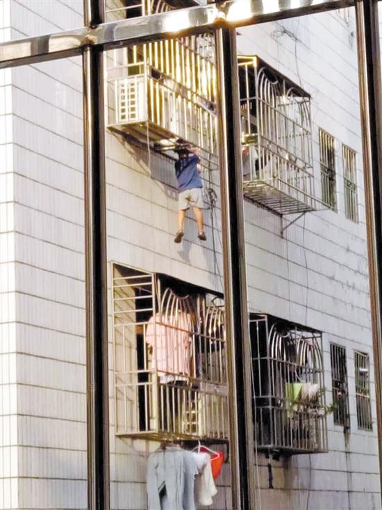 ������Ӎ ӛ������񡢌����������zӰ�����8��11������5�r30���S�����������^�Ϟ��ֵ����䲼��^�l���˼��@�U�ָ��˵�һĻ����H4�q����ͯ��(����)�ø�ĸ���ڼң�͵͵�������˴��_���Y���^���������Ƿ��I�W�����w�ҿ��x�،���20�׸�(ҊС�D)��ǧ�xһ�l֮�H��һ�����ĵġ����e�硱ͽ���������ǣ������ʩ�I��(Ҋ�҈D)��