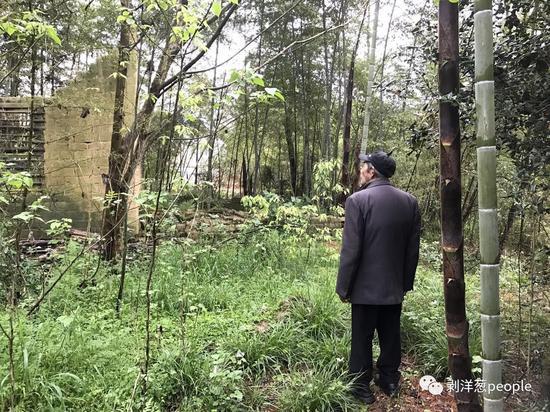 站在老屋前,陳振杰的臉頰有點發抖。