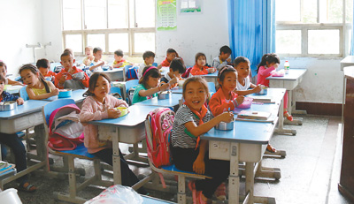 學(xué)生營養(yǎng)改善計劃6年 農(nóng)家娃吃上熱飯菜了嗎?