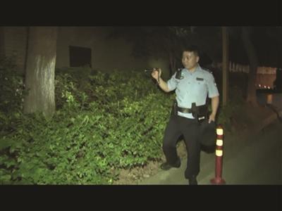 3歲熊孩打開媽媽錢包 萬元鈔票8張卡扔下陽臺